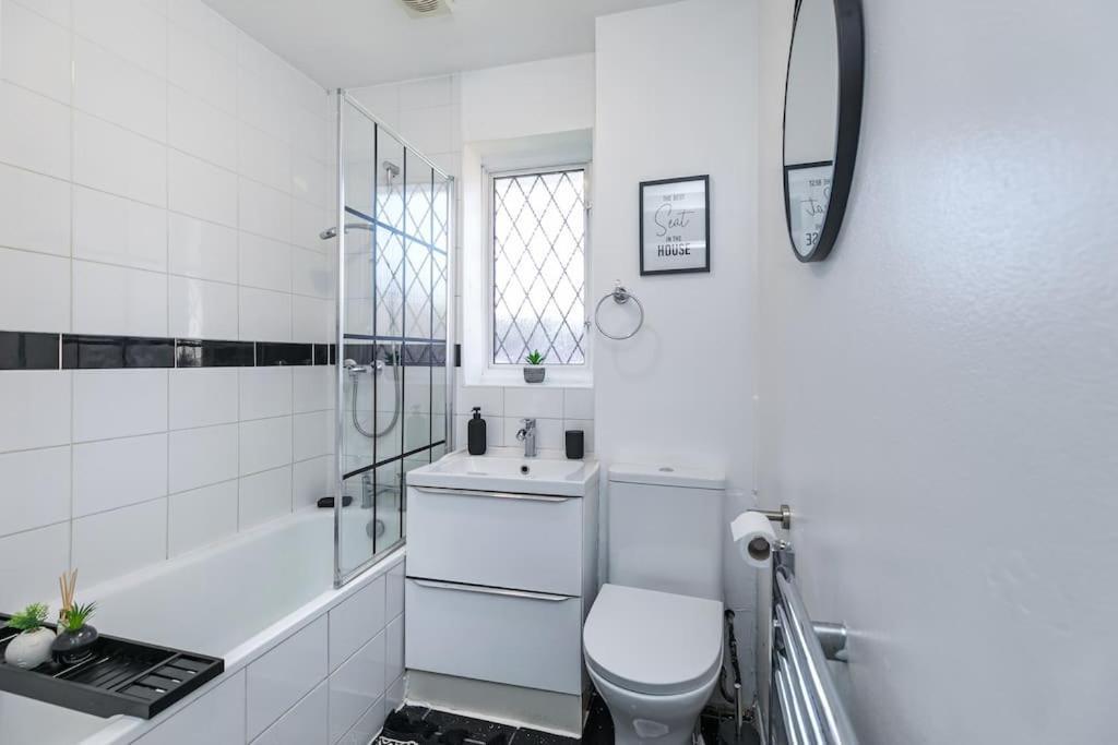 Apartment Lovely Two Bed At Tanglewood Hillingdon